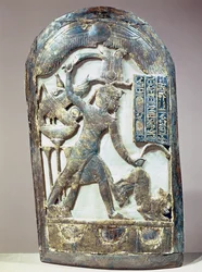 Escudo votivo representando o rei matando um leão, do túmulo de Tutancâmon (c.1370-52 aC) Novo reino (madeira entalhada e dourada)