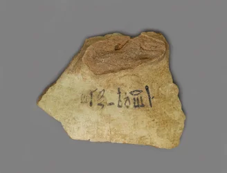Rótulo de vinho, encontrado no Palácio de Amenhotep III, Tebas, Novo Reino (terracota com pigmento)