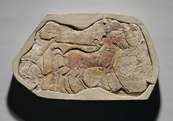 Uma extensão de dois cavalos puxando uma carruagem, de Tell el-Amarna, Novo Reino, c.1353-1336 aC (gesso pintado)