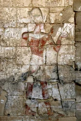 Arte Egípcia Antiga: Alívio baixo na coluna do templo de Sethi I (Sety ou Seti I