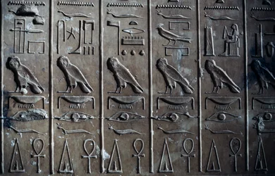 Baixo-relevo com relevos hieroglíficos representando o deus Hórus em forma de falcão e ankh, símbolo da vida, Templo de Seti I, ou Grande Templo de Abydos, Abydos, Egipto, civilização egípcia, Novo Reino, Dinastia XIX