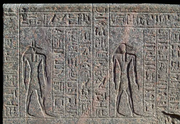 Representação de Anúbis, pormenor da inscrição e relevo de Anúbis e de outro deus, sarcófago de Amenhotep, Mênfis, Egito, Novo Reino, Dinastia XIX