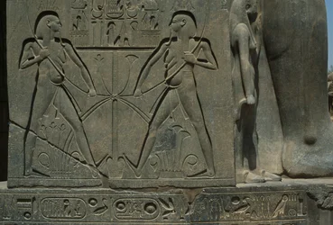 Detalhe de um relevo representando dois homens (grés)