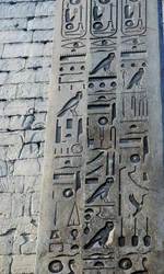Pormenor do obelisco de granito rosa, com 25 metros de altura, encomendado por Ramsés II, Templo de Amon, Complexo do Templo de Karnak, Luxor, Tebas (Património Mundial da UNESCO