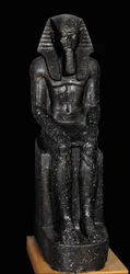 Estátua em diorite do faraó Ramsés II ...