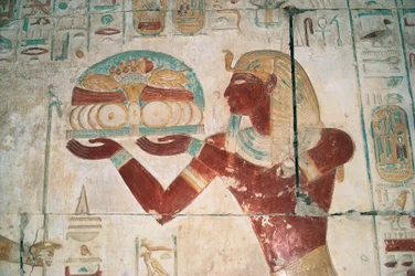 Egito, Abydos, Templo do faraó Seti I, capela de Osíris, relevo pintado representando um portador de oferendas
