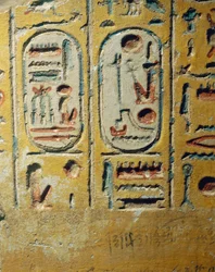 Egito, Luxor, Tebas Antigo, Vale do Assasif, fragmento de parede de templo construído por Ramsés II retratando as cartucheiras do Faraó