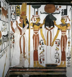 Egipto, Tebas, Luxor, Vale das Rainhas, Túmulo de Nefertari, Anexo à antecâmara, Pinturas Murais, Rainha perante entidade divina representando Osíris descansando em Ra em círculo de deusas Ísis e Nefitíase