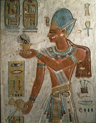 Antiguidades egípcias: o faraó Ramsés I (1320-1310 a.C.) oferece incenso e verte água numa cerimónia. Túmulo de Ramsés I, Vale dos Reis, Egipto