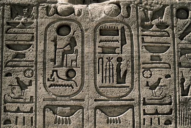 Antiguidade Egípcia: alívio do Templo de Ramsés II. 1271-1256 a.C., Abu Simbel, Assuão, Egito