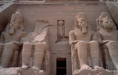 Antiquidade egípcia: Colosso do Templo de Ramsés II. 1271-1256 AC. Abu Simbel (Abu Simbel), Assuão, Egito