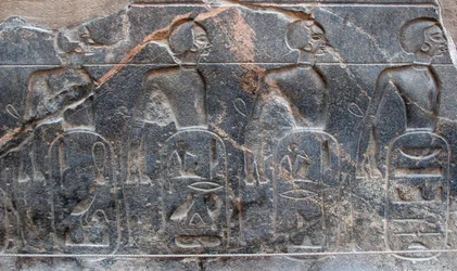 Antiguidade egípcia: detalhe de um relevo decorando os emblemas dos territórios conquistados pelo faraó Ramsés II (1292-1186 a.C.). Templo de Luxor. East Bank (Tebas), Egito.