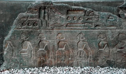 Antiguidade egípcia: detalhe de um relevo decorando os emblemas dos territórios conquistados pelo faraó Ramsés II (1292-1186 a.C.). Templo de Luxor. East Bank (Tebas), Egito.