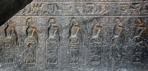 Antiguidade egípcia: detalhe de um relevo decorando os emblemas dos territórios conquistados pelo faraó Ramsés II (1292-1186 a.C.). Templo de Luxor. East Bank (Tebas), Egito.