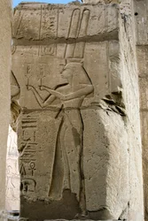 Antiquito egípcio: detalhe de relevos representando a deusa Hathor com amantes nas mãos, Templo Funerário dedicado ao faraó Ramsés II (1279-1213 a.C.), local de Ramasseum (Ramesseum) em Luxor, Egito.