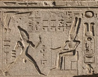 Antiquite egípcio: detalhe do arquitrave decora a representação do faraó Ramsés II honrando o deus Amon e hieróglifos, templo do faraó Ramsés II (1292-1186 AC) em Luxor. East Bank (Tebas), Egito