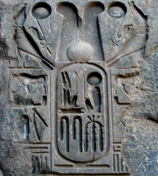 Antiguidade egípcia: pormenor da cartela do faraó Ramsés II (1292-1186 a.C.). Templo de Luxor. Margem oriental (Tebas), Egipto