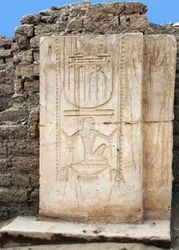 Antiquite egípcio: estela do Faraó Ramsés II (1279-1213 AC) com voto de longevidade, Templo funerário dedicado a ele, local de Ramasseum em Luxor, Egito.