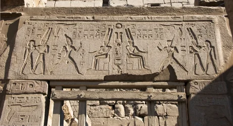 Antiquite egípcio: vista do arquitrave decora a representação do faraó Ramsés II em honra do deus Amon e hieróglifos, templo do faraó Ramsés II (1292-1186 AC) em Luxor. East Bank (Tebas), Egito