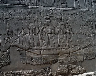 Barco funerário, pormenor de cenas de oferendas aos deuses, relevo, paredes interiores do Grande Salão Hipostilo, complexo do templo de Karnak (Lista do Património Mundial da Unesco