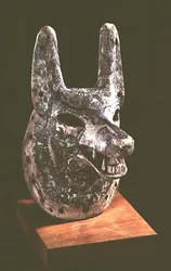 Cabeça de Anubis, deus egípcio dos mortos, com uma mandíbula articulada, usada como um Oracle Mask, New Kingdom (madeira) (veja também 161755)