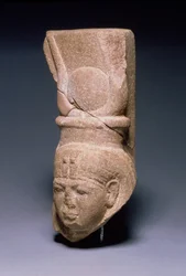 Cabeça de Hathor, de Serabit-el-Khadim na Península do Sinai, Novo Reino, c.1279-1213 aC (quartzito)