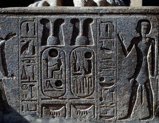 Hieróglifos, pormenor do casco de uma estátua colossal de um rei, Pátio de Ramsés II, Templo de Amon (Lista do Património Mundial da Unesco
