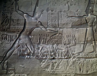 Prisioneiros líbios, relevo, parede exterior do Grande Salão Hipostilo, Templo de Amon, Complexo de Templos de Karnak (Lista do Património Mundial da Unesco
