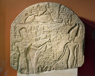 Estela em calcário representando Ramsés II a oferecer incenso e papiro à deusa Astarte