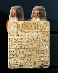 Estela em calcário de Dydy e do seu filho Pendua, mestres carpinteiros, oferecendo um hino ao deus Sol Ra, de Deir el-Medina