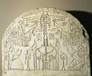 Estela de calcário de Perinefer, com Ísis e Neftis adorando um fetiche que representa Osíris, de Abydos, reinado de Ramsés II