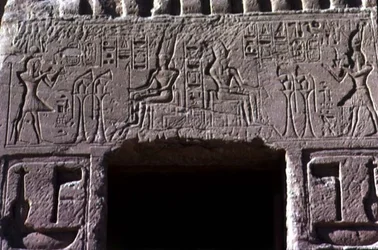 Lintel acima da porta de entrada do Templo da Rainha Nefertari, Reino Novo, c.11250 a.C. (foto)