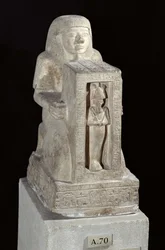 Estátua naoforosa do escriba real, Seti, com Osiris no naos, Novo Reino, c.1279-1213 aC (calcário)
