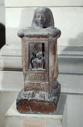 Estátua naofósica do escriba, Kha, com o deus Thoth no naos, Novo Reino, c.1279-1212 aC (quartzito)