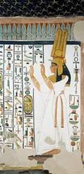 Nefertari em frente à primeira porta do Reino de Osíris, levantando os braços em sinal de adoração, fresco, câmara funerária, Túmulo de Nefertari (QV66), Vale das Rainhas, Tebas. Civilização egípcia, Reino Novo, Dinastia XIX.