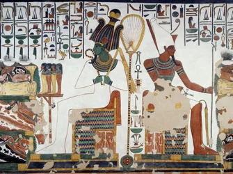 Osiris e Atun, detalhe dos afrescos na segunda câmara do Túmulo de Nefertari, Vale das Rainhas, Luxor, Tebas (Lista do Património Mundial da Unesco