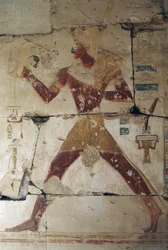 Relevo pintado representando o Faraó, Templo de Ramsés II, Abydos, Egipto, civilização egípcia, Novo Reino, Dinastia XIX (foto)
