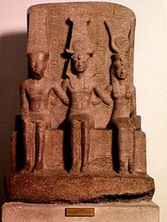 Ramsés II (1304-1237 aC) sentado entre Amon e Mut, de Karnak, Novo Reino, c.1279-13 aC (granito)