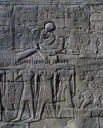 Ramsés II em frente do barco sagrado, relevo, paredes interiores do Grande Salão Hipostilo, complexo do templo de Karnak (Lista do Património Mundial da Unesco