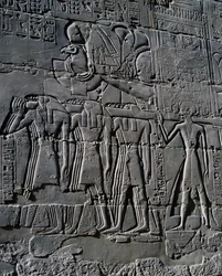 Ramsés II em frente do barco sagrado, relevo, paredes interiores do Grande Salão Hipostilo, complexo do templo de Karnak (Lista do Património Mundial da Unesco