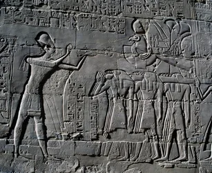 Ramsés II a fazer sacrifícios em frente do barco sagrado, relevo, paredes interiores do Grande Salão Hipostilo, complexo do templo de Karnak (Lista do Património Mundial da Unesco