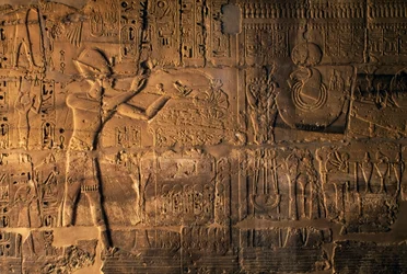 Ramsés II a fazer sacrifícios em frente ao barco sagrado, Karnak, Egito (relevo)