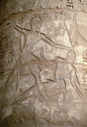 Ramsés segurando os seus inimigos asiáticos pelos cabelos enquanto se prepara para os matar, relevo, Templo de Seti I, Kanais, Egipto, civilização egípcia, Novo Reino, Dinastia XIX (foto)