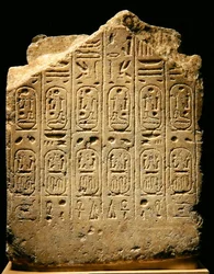 Vista traseira de um fragmento de uma estátua de Ramesses II (1279-13) e consorte, Novo Reino (alabastro) (ver também 241415)