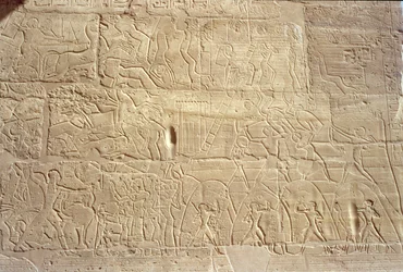 Relevo retratando tropas egípcias atacando a cidade hitita de Dapur, do Grande Salão Hipostilo, Novo Reino, C.1297-1185 aC