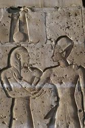 Relevo representando o Faraó com o deus Hórus, pórtico do Templo de Seti I