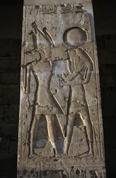 Relevo representando o Faraó com o deus Hórus, pórtico do Templo de Seti I