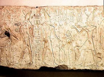Relevo representando Ramesses II (1279-1213 AC) fazendo ofertas rituais à família de Osíris, detalhe do lado direito com Ramesses oferecendo dois frascos de vinho a Horus, de Abydos, Novo Reino (pedra calcária)
