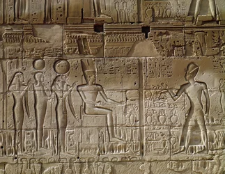 Relevo representando Seti I (c.1294-1279 aC) fazendo uma oferenda a Amon, a partir da parede exterior norte do Hypostyle Hall, New Kingdom