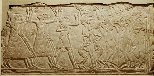 Relevo retratando um cortejo fúnebre, de Saqqara (calcário)